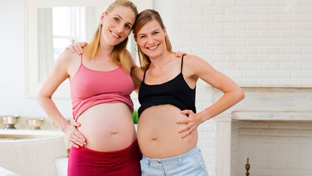 cual de las dos chicas tiene panza mas grande