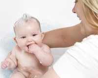 La importancia del momento del baño para un bebé
