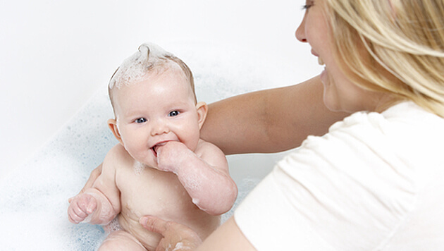 La importancia del momento del baño para un bebé